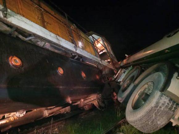 Colisión entre tren y cisterna de CUPET en la provincia de Camagüey