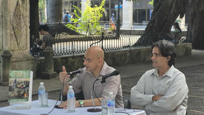 Yoel Cordovi, coautor del texto, resaltó  el aporte de Torres Cuevas a la historiografía cubana. A su lado, Javier Gutiérrez, subdirector de la Casa de Altos Estudios Don Fernando Ortiz.