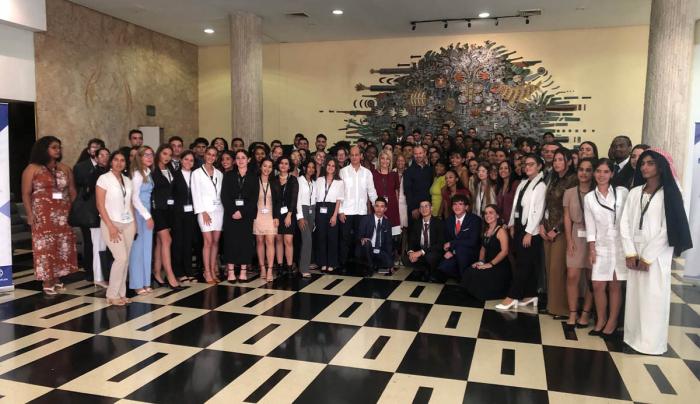 Estudiantes universitarios se reúnen en el Modelo de Naciones Unidas Ágora