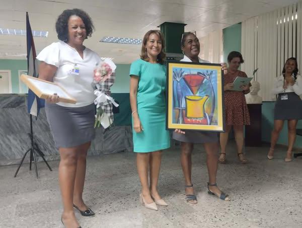 Reconocen en la Habana a trabajadores bancarios