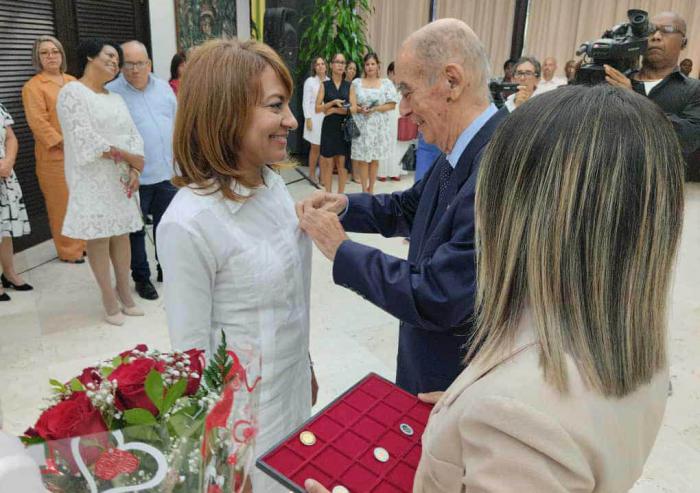 Distinguen a trabajadores bancarios en aniversario de nacionalización