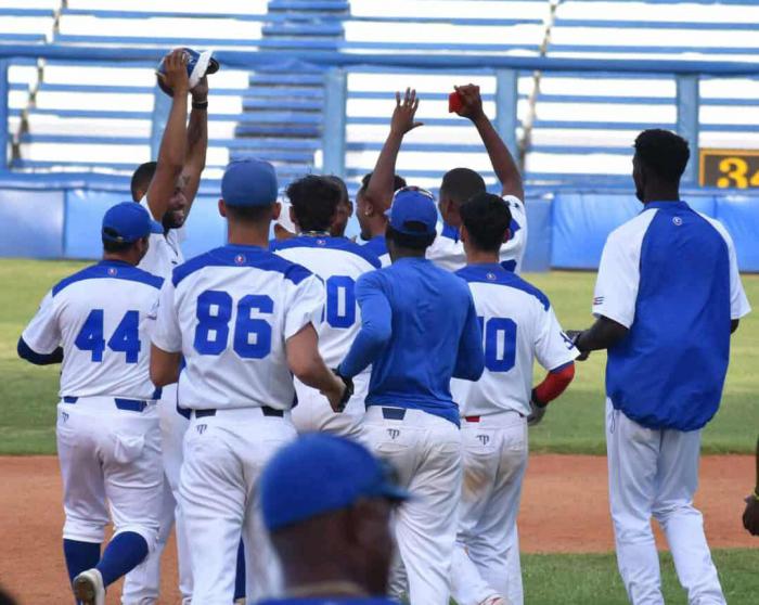 Indios y Leones dividen honores en doble cartelera