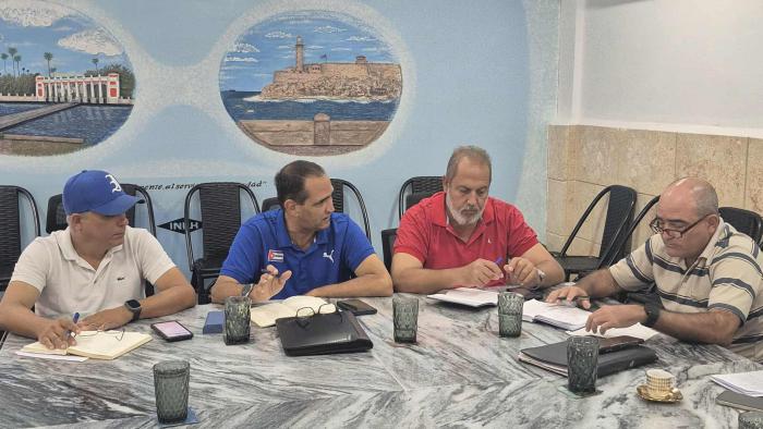 Liván Izquierdo (al centro)  encabezó la reunión.