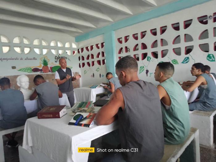 En el Establecimiento Penitenciario Combinado del Este, los clubes martianos promueven el fomento de la lectura.