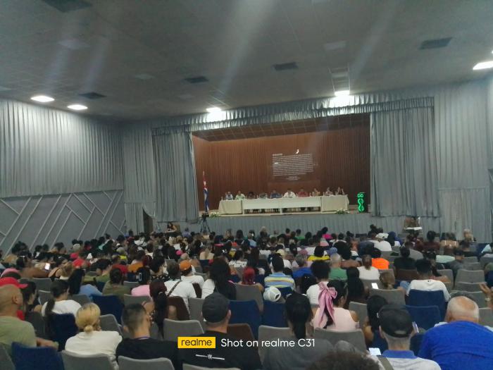 Más de 400 cuentapropistas del área de comercialización del Puente de 100 y Boyeros discutieron el Anteproyecto del Código de Trabajo.