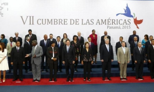 Jefes de Estado Heads of states pose for the family photo of the VII Summit of the Americas in Panama City April 11, 2015.  REUTERS/Edgar Garrido