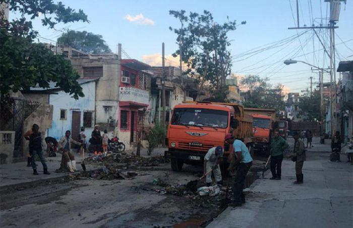 Lo que sobresale en este complicado contexto económico que se agudiza ante las secuelas del huracán, es la profunda solidaridad humana presente en la Isla 
La tradicional solidaridad hoy se agiganta a lo interno del territorio nacional ante el paso de uno de los fenómenos más agresivos y letales de los últimos años, el huracán Melissa, el cual además de provocar cuantiosos daños en su tránsito por tierras hermanas caribeñas, azotó la región más oriental de Cuba causando colosales afectaciones en viviendas, agricultura y establecimientos de servicios y atención a la población.