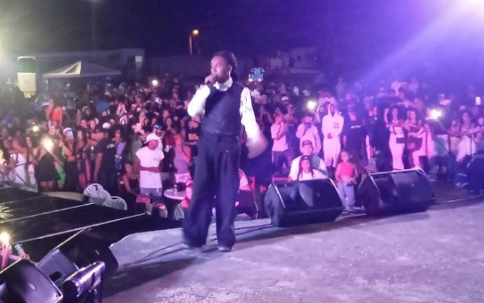 Cantante Velito el Bufón en el Cotorro