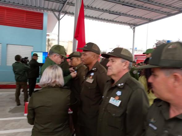 El miembro del Buró Político del Comité Central del Partido Comunista de Cuba y ministro del Interior, General de Cuerpo de Ejército Lázaro Alberto Álvarez Casas, condecoró a un grupo de combatientes destacados del Cuerpo de Bomberos de Cuba.