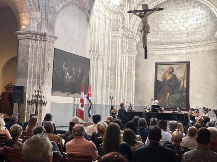 El 13 de noviembre la Basílica Menor de San Francisco de Asís acogió un concierto del pianista y compositor canadiense Steve Barakatt con la Camerata Romeu.