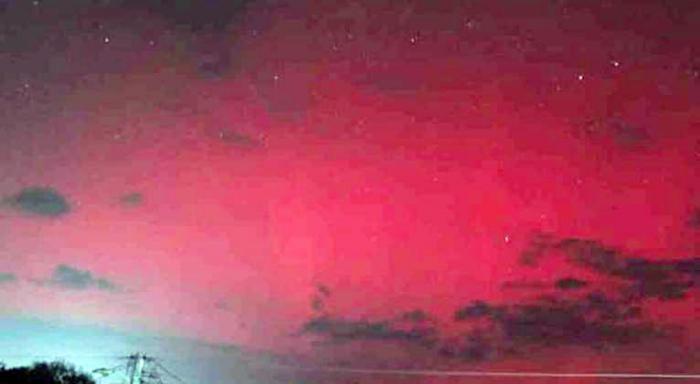 Imágenes de llamativas auroras boreales llenan las redes