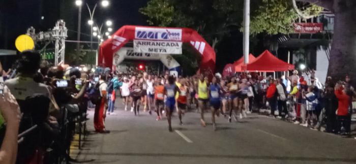 A las seis de la mañana dio inicio la prueba de maratón.