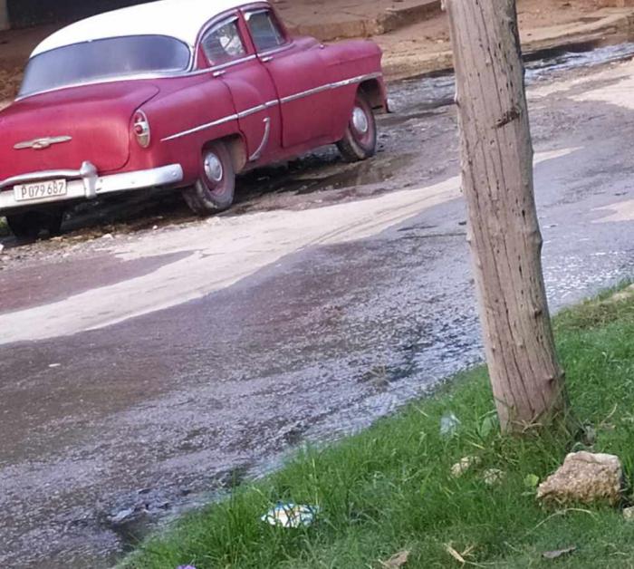 Aguas albañales corren por la calle Libertad entre Cortina y Juan Bruno Zayas, Santos Suárez.