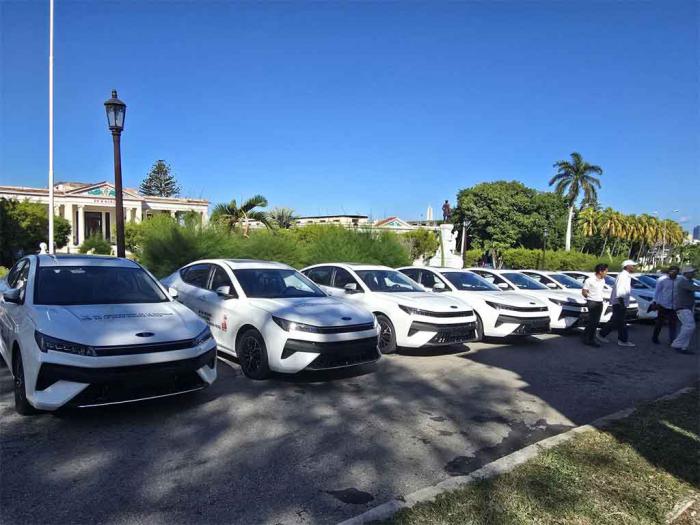 Moskvich donados por Rusia a Cuba circulan en La Habana