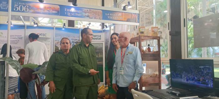 El primer secretario del Partido en la capital, Livan Izquierdo Alonso, y la gobernadora, Yanet Hernández Pérez, recorrieron el espacio habanero y dialogaron con los representantes de las diferentes empresas y formas de gestión.