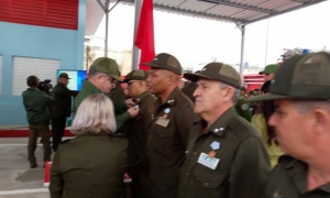 El miembro del Buró Político del Comité Central del Partido Comunista de Cuba y ministro del Interior, General de Cuerpo de Ejército Lázaro Alberto Álvarez Casas, condecoró a un grupo de combatientes destacados del Cuerpo de Bomberos de Cuba.