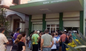 Cola en Banco Metropolitano