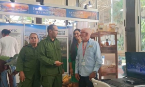 El primer secretario del Partido en la capital, Livan Izquierdo Alonso, y la gobernadora, Yanet Hernández Pérez, recorrieron el espacio habanero y dialogaron con los representantes de las diferentes empresas y formas de gestión.