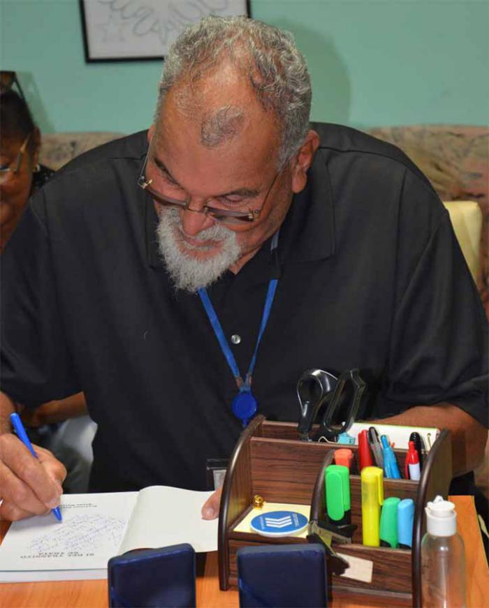 Editorial Capitán San Luis entrega primer ejemplar de «Si del tránsito de trata» 