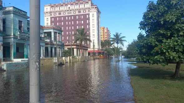 Autoridades en Plaza de la Revolución recorren zonas bajas inundadas