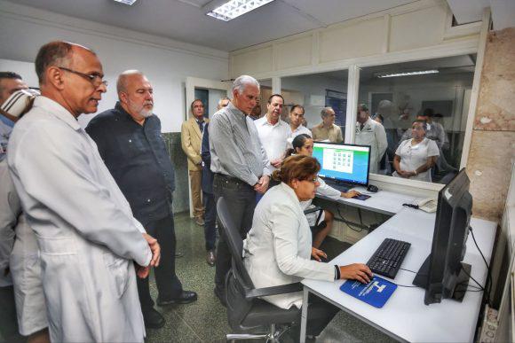 Visita Díaz-Canel Centro Nacional de Cirugía de Mínimo Acceso