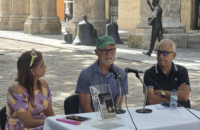 Pedro Juan Gutiérrez,  al centro, flanqueado por la  directora de la Editorial Oriente, Gretchen Menéndez,  y el escritor Alberto Marrero. 