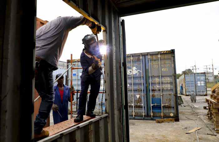 Convierten contenedores en viviendas en La Habana