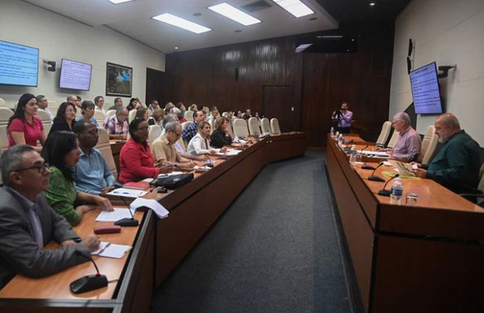 Reunión semanal de expertos y científicos para temas de Salud