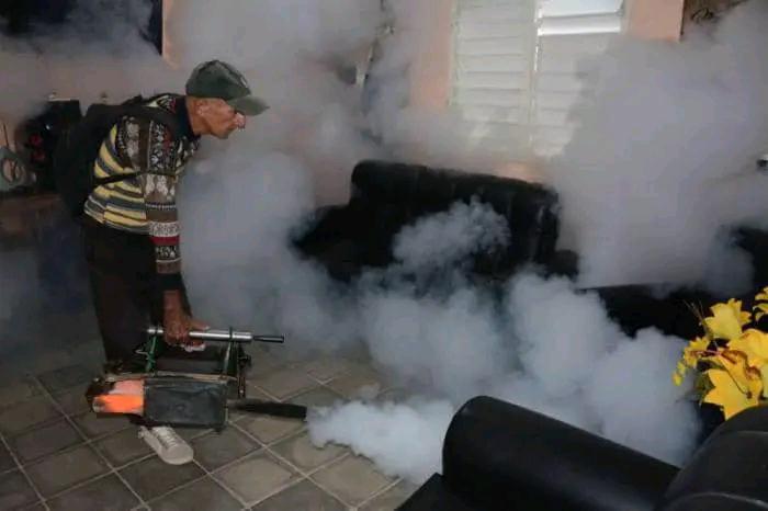 Persona fumigando una vivienda