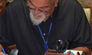 Editorial Capitán San Luis entrega primer ejemplar de «Si del tránsito de trata» 