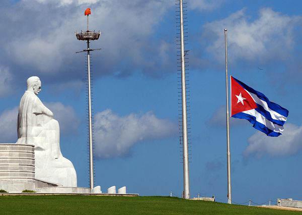 Bandera a media asta en la Plaza por Duelo Nacional