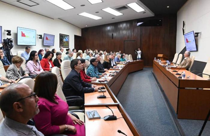 Miguel Díaz-Canel Bermúdez, Primer Secretario del Comité Central del Partido Comunista de Cuba y Presidente de la República, sostuvo este lunes un nuevo encuentro con expertos y científicos para temas de salud