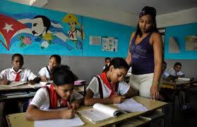 Pioneros en un aula con la maestra.
