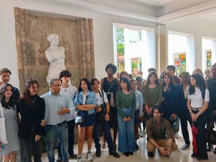 Estudiantes autores de los 30 retratos de la exposición