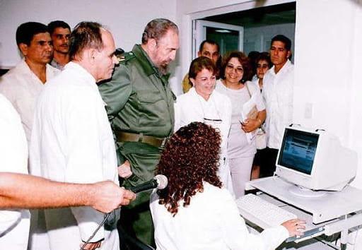 Fidel junto a científicos