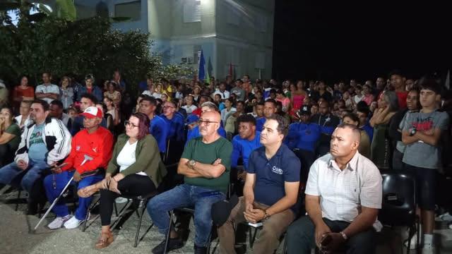 El barrio debate fue presidido por Yoamel Acosta Morales, presidente de la Asamblea Municipal del Poder Popular en La Lisa; Joel Paz Pérez, integrante del Secretariado Nacional de los CDR; y Eliades Rodríguez Martínez, coordinador provincial de los CDR en La Habana.