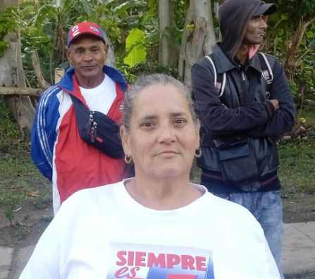 Como muchos habaneros Yaquelín Caballero Piñeiro acudió hoy a rendir homenaje a los 32 combatientes cubanos caídos en Venezuela en el cumplimiento de su deber