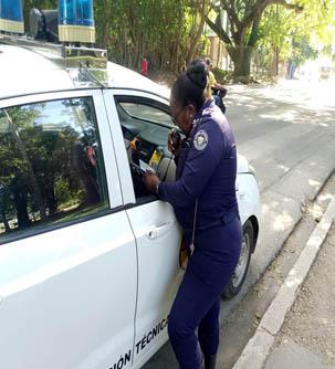 Agente de tránsito de la PNR