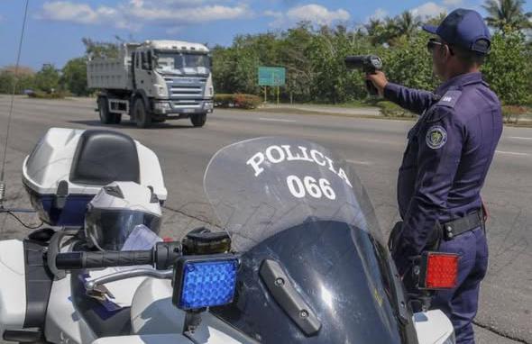 Policía mide velocidad de un vehículo