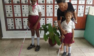Desde las primeras edades comienza el aprendizaje del Braille dentro de la enseñanza especial en Cuba.