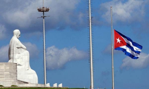 Bandera a media asta en la Plaza por Duelo Nacional