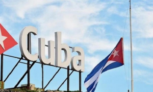 Bandera cubana a media asta por Duelo Nacional
