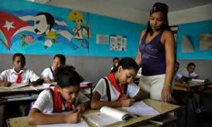 Pioneros en un aula con la maestra.