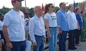 Se guardó un minuto de silencio en tributo a los 32 combatientes cubanos caídos en Venezuela enfrentando la agresión yanqui.