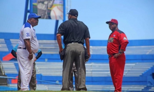 Carmona, director de Industriales junto a directivo de los Huracanes y árbitro de béisbol