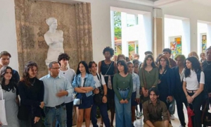 Estudiantes autores de los 30 retratos de la exposición