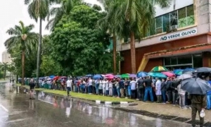 Bajo la lluvia, habaneros acuden a rendir tributo a cubanos caídos en Venezuela