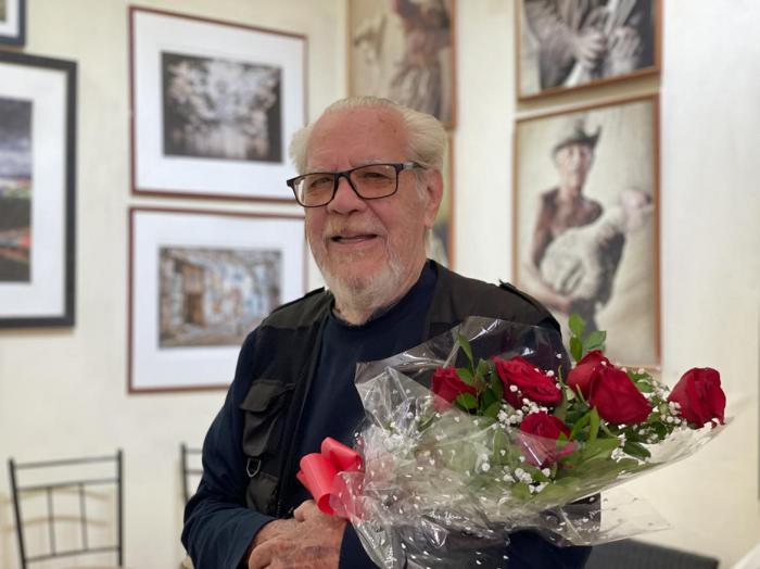 Roberto Salas con un ramo de flores.
