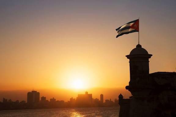 Castillo del Morro y vista de La Habana al amanecer