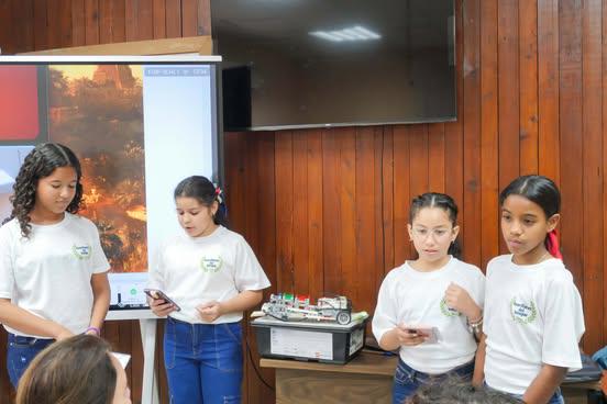 Niñas en una actividad de Ciencia.